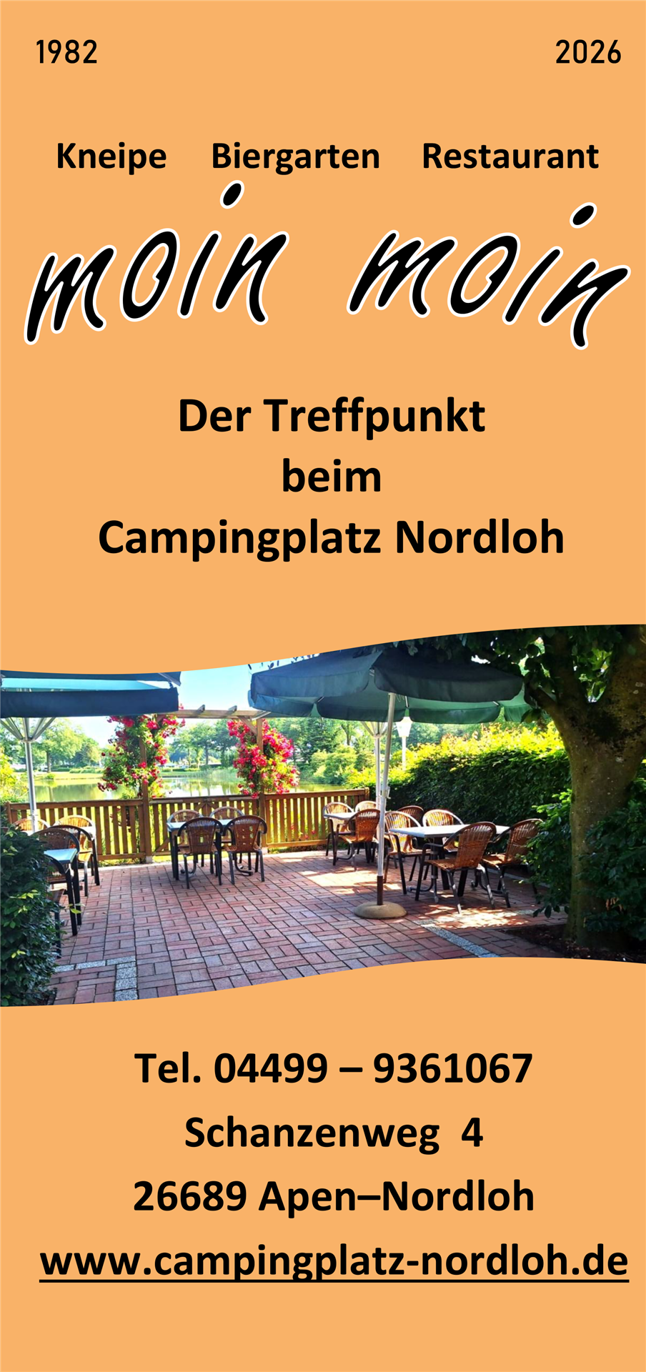 Eine Außenaufnahme eines Biergartens oder Restaurantbereichs mit einem historischen Logo und Kontaktinformationen.